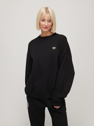 UNFOLLOWED x ABOUT YOU Sweatshirt 'STRONG' in Zwart: voorkant