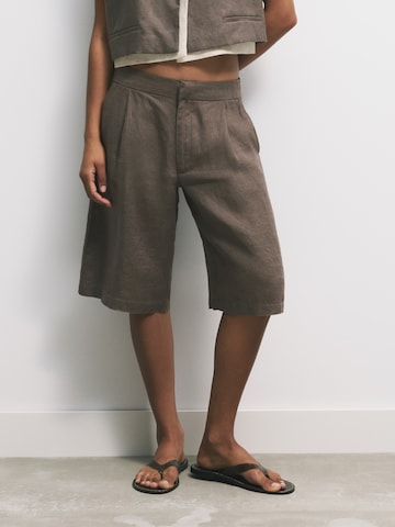 Pull&Bear Loose fit Pleat-front trousers in Grey: front