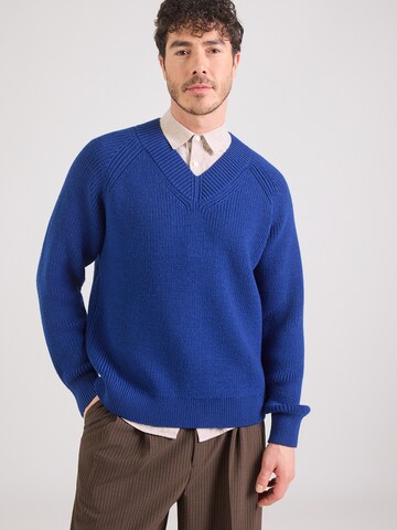 Calvin Klein Sweater in Blue: front