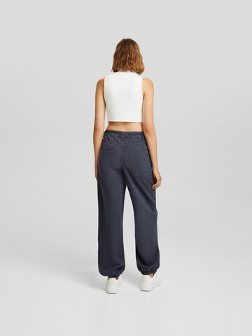 Bershka Tapered Jeans in Grijs