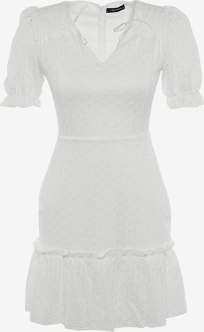 Trendyol Платье в Белый: спереди