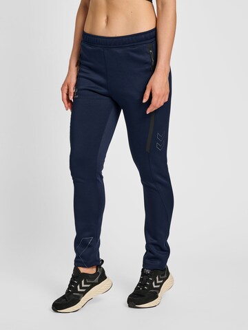 Hummel Slimfit Sportbroek in Blauw: voorkant