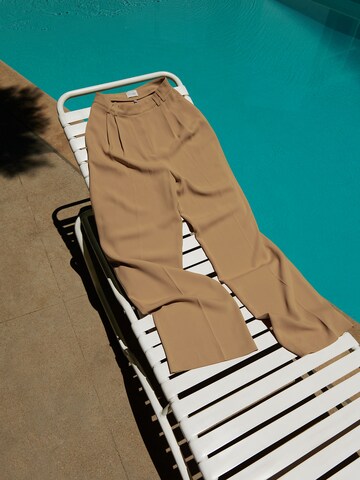 Kendall for ABOUT YOU - Loosefit Pantalón plisado 'Ruby' en marrón
