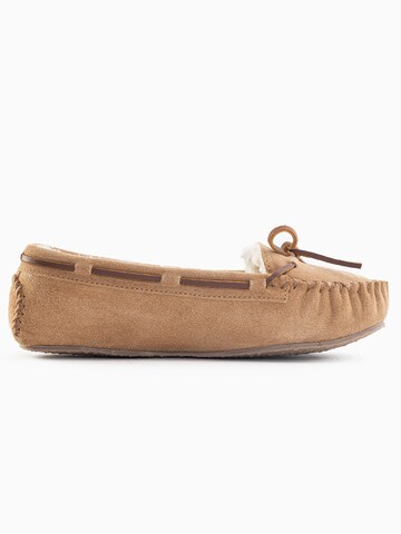 Minnetonka Pantofle 'Cally' – hnědá