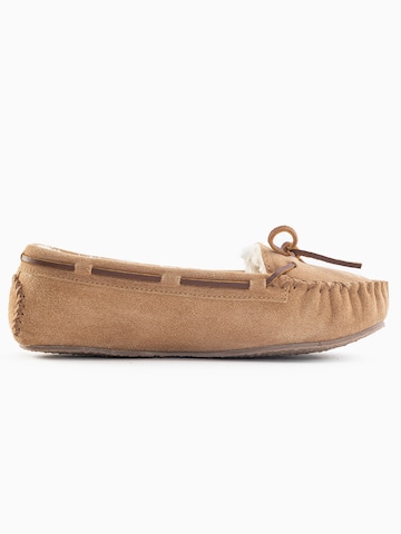 Minnetonka Slippers 'Cally' in Brown