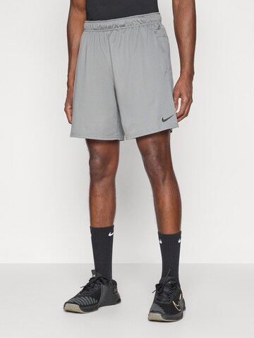 regular Pantaloni sportivi 'FLEX' di NIKE in grigio: frontale