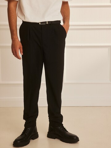 Guido Maria Kretschmer Men Regular Trousers with creases 'Luke' in Black: front