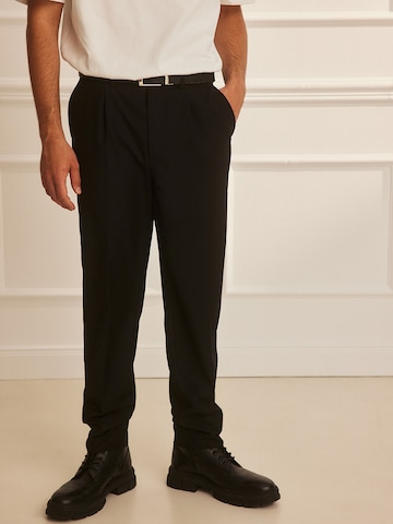 Regular Pantalon à plis 'Luke' Guido Maria Kretschmer Men en noir : devant