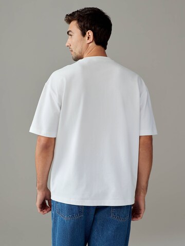 T-Shirt Next en blanc