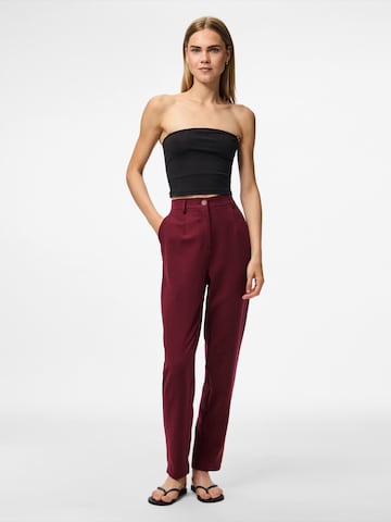 Regular Pantalon à pince 'PCKamil' PIECES en rouge