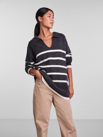 PIECES Sweter 'Noola' w kolorze szary