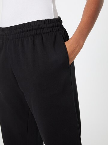 Tapered Pantaloni 'Alisa' di WEEKDAY in nero