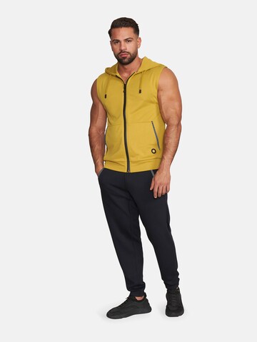 GOLD´S GYM APPAREL Sportbodywarmer 'DRAPER' in Geel