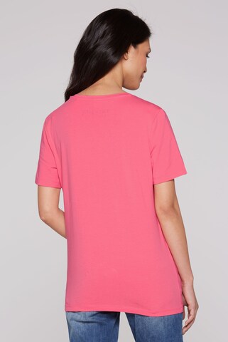 Soccx Basic T-Shirt mit V-Ausschnitt und Logo in Pink