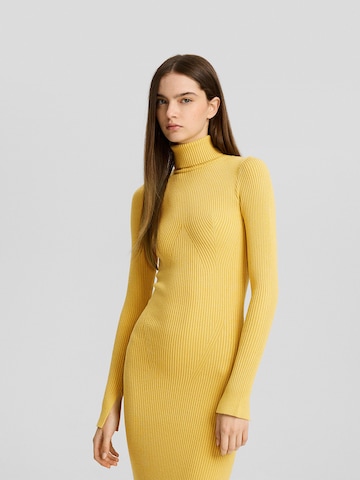 Robes en maille Bershka en jaune : devant