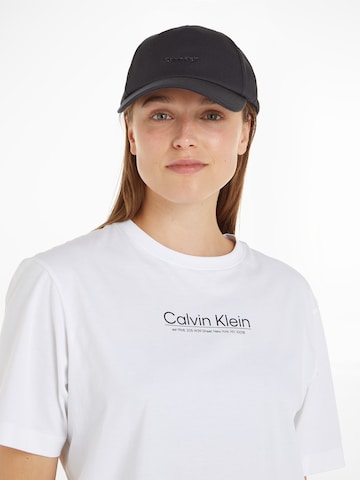 Calvin Klein Regular Шапка с козирка в черно: отпред
