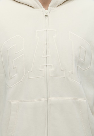Hanorac de la GAP pe alb
