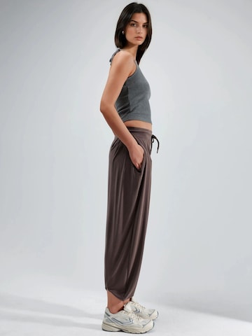 Tapered Pantaloni di Busem in marrone