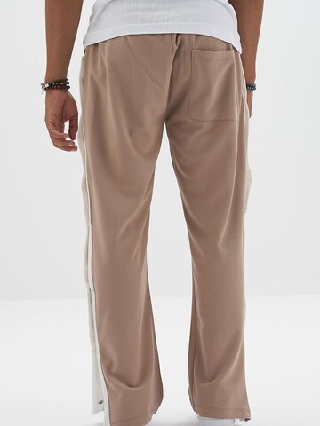 Koyumi Regular Sporthose 'Druckknöpfen  mit weißen Streifen' in Beige