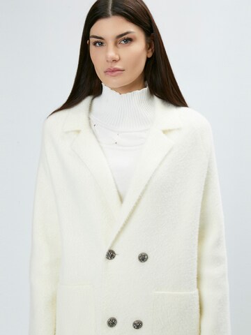 Cappotto di mezza stagione 'Fluffy' di Influencer in bianco