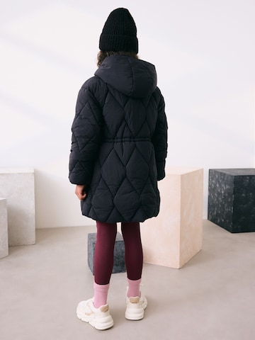 Next Mantel in Schwarz