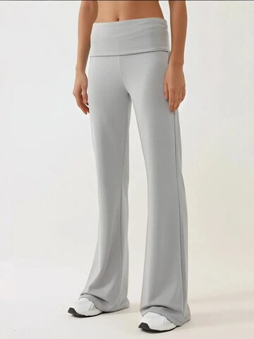 Hiccup Flared Hose in Grau