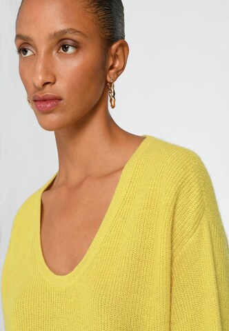 Pull-over include en jaune