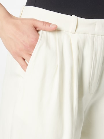 UNITED COLORS OF BENETTON Avsmalnet Plissert bukse i hvit