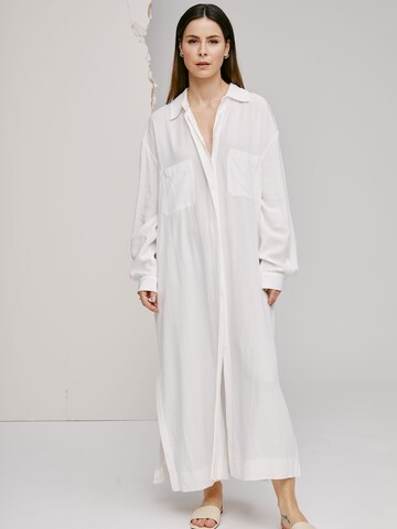 Robe-chemise 'Valeria' A LOT LESS en blanc