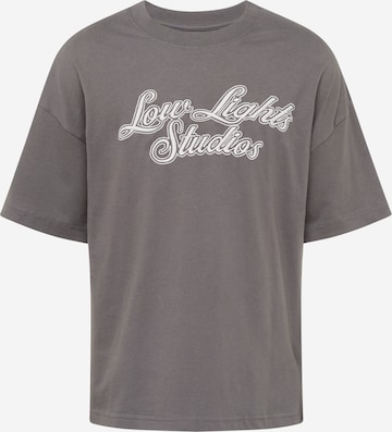Low Lights Studios Bluser & t-shirts i grå: forside