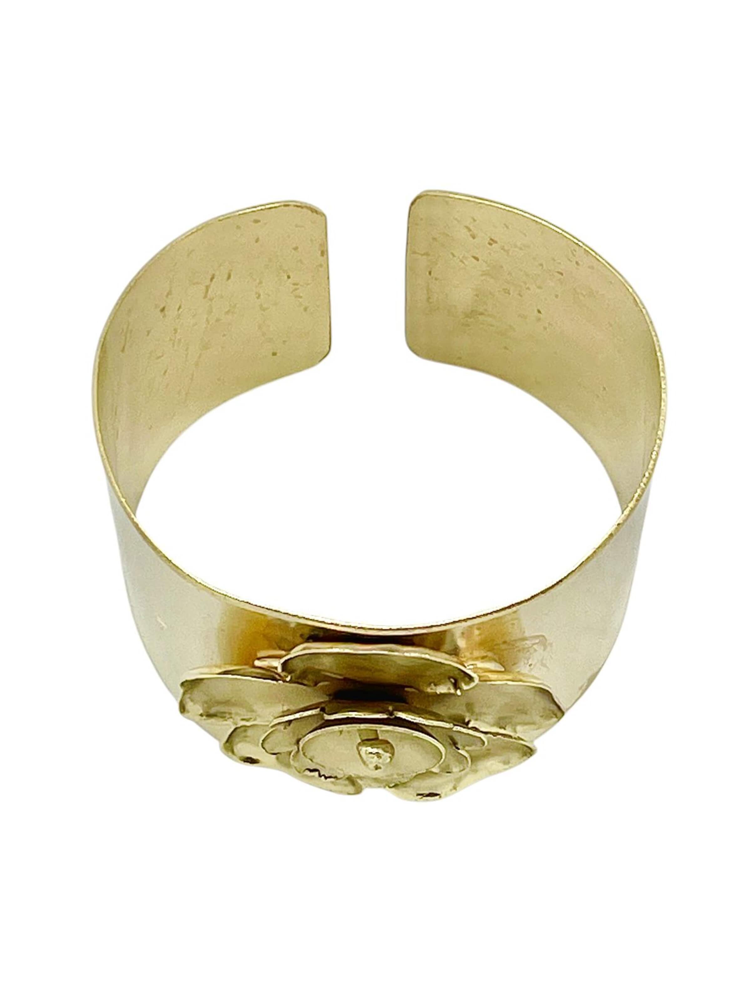 Bracelet 'Wide Camellia 3D bracelet in gold brass' Gloria Mago en or