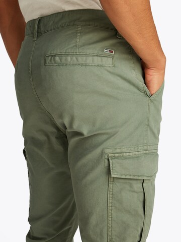 Tommy Jeans Tapered Hose 'AUSTIN' (OCS) in Grün