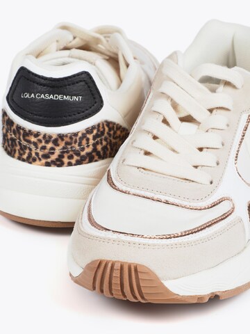 Baskets basses Lola Casademunt en blanc