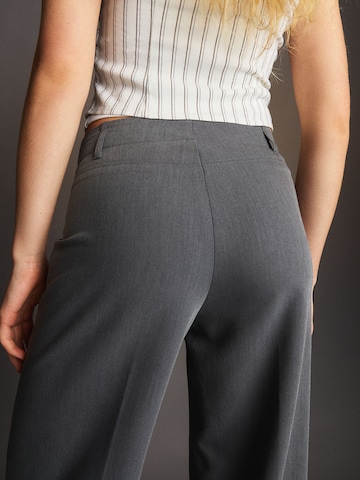 Bershka Szeroka nogawka Spodnie w kant w kolorze szary