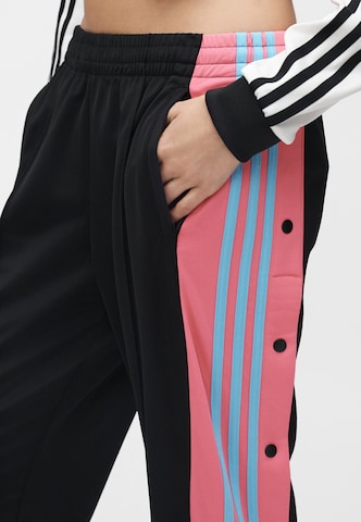 ADIDAS ORIGINALS - Loosefit Pantalón 'ADIBREAK' en negro: lado