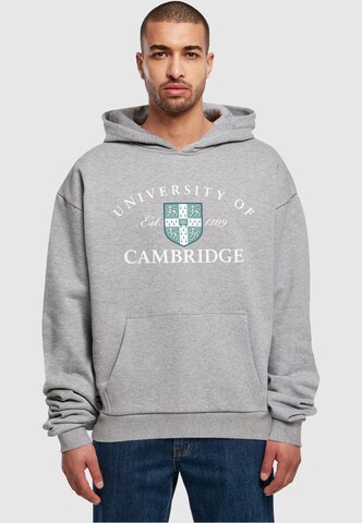 Sweat-shirt 'University Of Cambridge - Est 1209' Merchcode en gris : devant