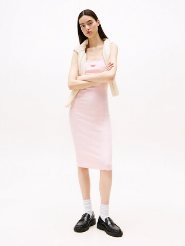 Tommy Jeans Jurk in Roze: voorkant
