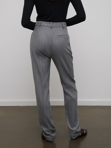 RÆRE by Lorena Rae Slimfit Hose 'Kim' in Grau
