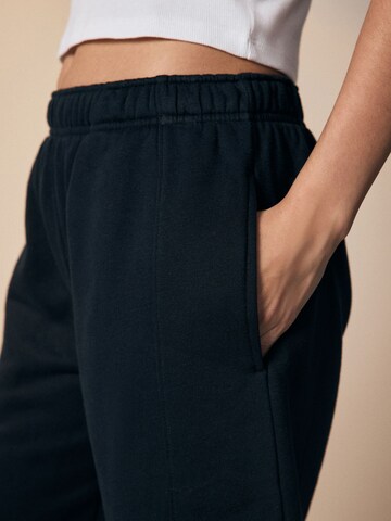 Next Loosefit Shorts 'Essential' in Schwarz