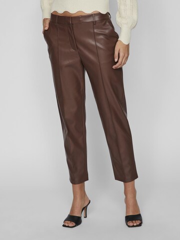 VILA Regular Pleat-Front Pants in Brown: front