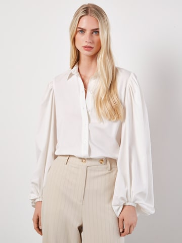 Chemisier Apricot en blanc : devant