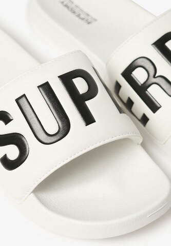 Claquettes / Tongs Superdry en blanc