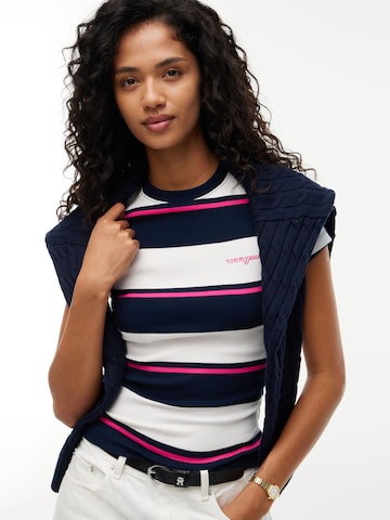 Tricou de la Tommy Jeans pe alb