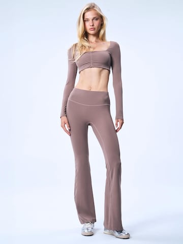 GOD SAVE QUEENS Bootcut Leggings 'Second Skin Studio High-Waisted Bootcut Legging' in Bruin: voorkant