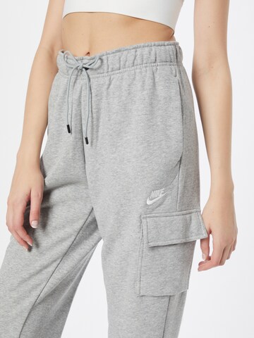 Effilé Pantalon cargo Nike Sportswear en gris