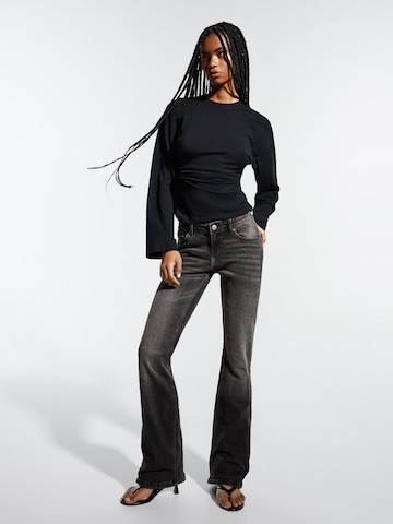 Bershka Bootcut Džínsy - Čierna