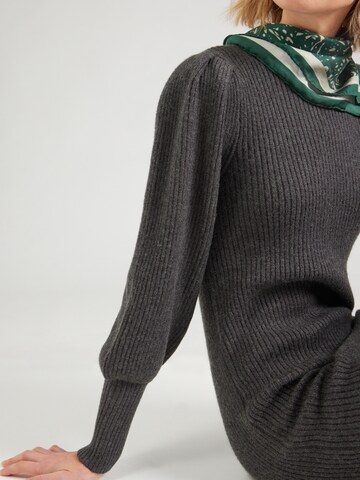 Robes en maille 'ONLKatia' ONLY en gris