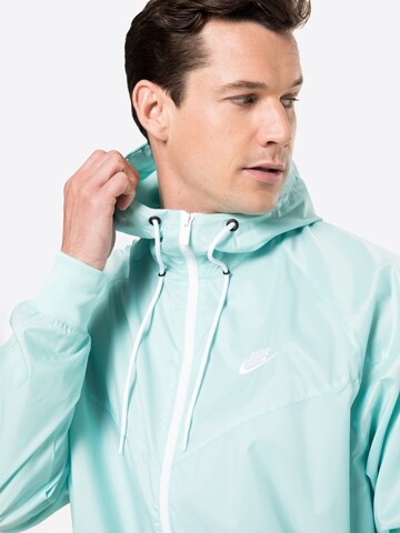 Nike Sportswear Přechodná bunda – zelená