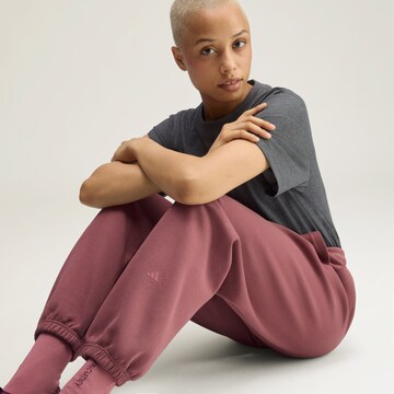 Tapered Pantaloni sportivi di ADIDAS BY STELLA MCCARTNEY in rosso