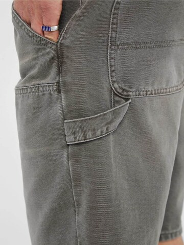 GUESS Slim fit Pants in Grey